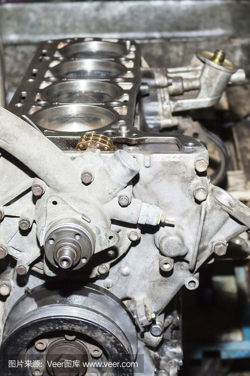 在汽车修理厂,拆卸后的汽车在发动机部件附近弄脏发动机。